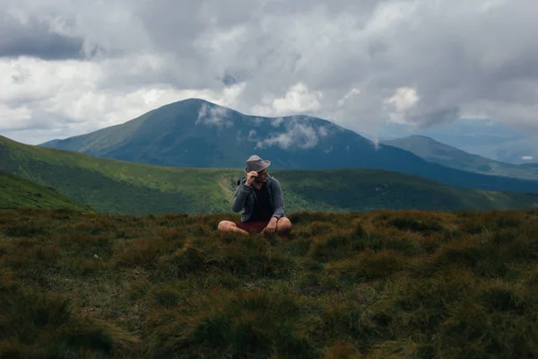 Dağda Hoverla erkek yolcu ve Ukraynaca, yatay bir arka plan üzerinde Karpatlar