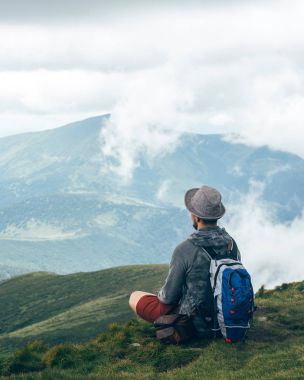 Dağda Hoverla erkek yolcu ve Ukraynaca, yatay bir arka plan üzerinde Karpatlar