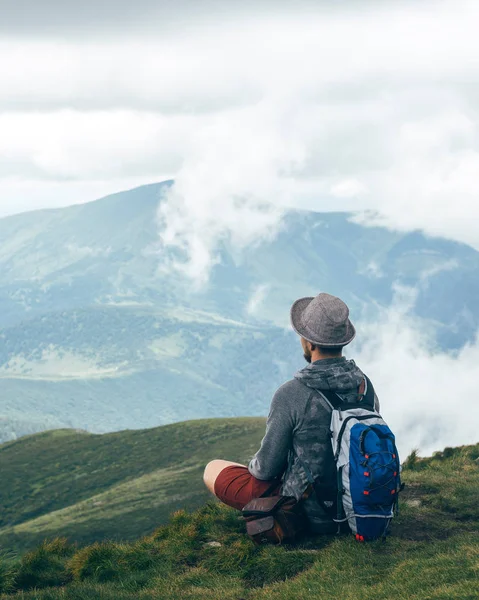 Dağda Hoverla erkek yolcu ve Ukraynaca, yatay bir arka plan üzerinde Karpatlar