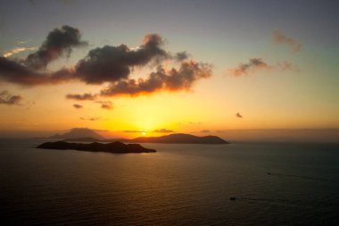 Denizde gün batımı.