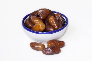 kase beyaz bir arka planda içindeki tarihler.