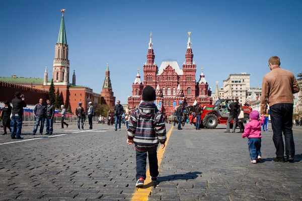 Güneşli bir kızıl meydan.