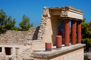 Knossos Sarayı kırmızı sütunları