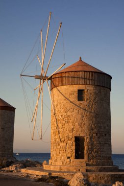 Günbatımında değirmen