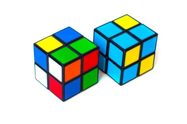 Beyaz arka plan üzerinde izole çocuklar için Rubik küp