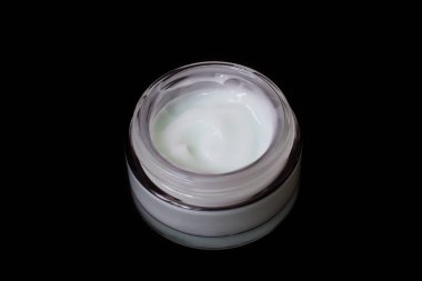 siyah arka plan üzerine izole yüz kremi