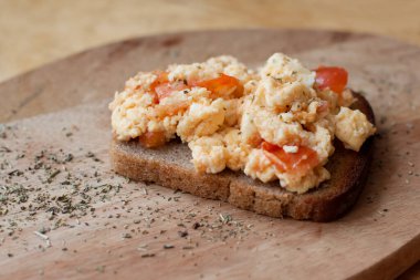Domatesli omlet ve peynirli kahverengi ekmek tostu. Keklik otu serpiştirilmiş. Geleneksel kahvaltı