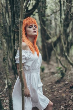 Ormandaki beyaz elbiseli genç kadın