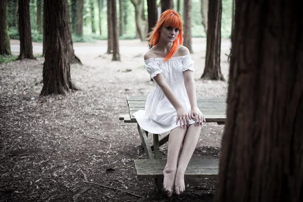 森林の白いドレスの若い女性 — ストック写真