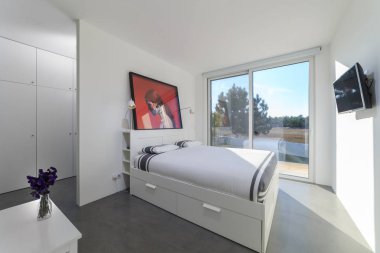 Yatak odasında modern tatil evi