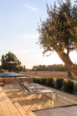 Modern house ile ahşap güverte sandalyeleri