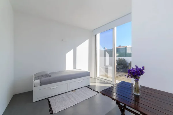 Slaapkamer in moderne vakantiehuis — Stockfoto