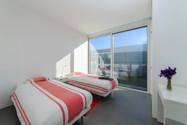 Schlafzimmer im modernen Ferienhaus — Stockfoto