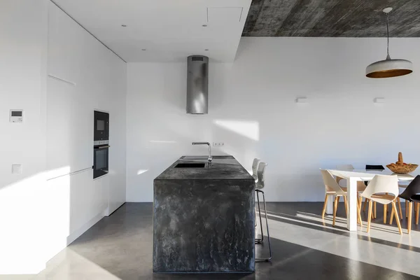 Moderní kuchyň s šedou dlaždicovou podlahou a bílou stěnou — Stock fotografie
