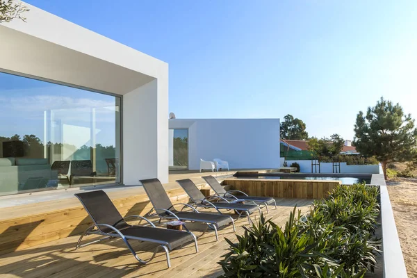 Modern ház kerti medencével és fapadlóval — Stock Fotó