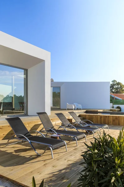 Casa moderna com piscina de jardim e deck de madeira — Fotografia de Stock