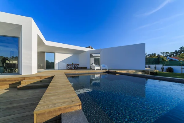 Casa moderna con piscina jardín y terraza de madera — Foto de Stock