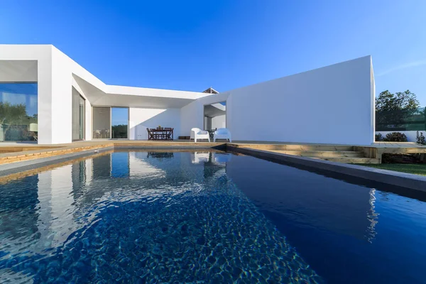 Casa moderna con piscina jardín y terraza de madera — Foto de Stock