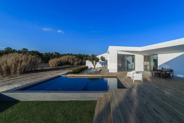 Casa moderna com piscina de jardim e deck de madeira — Fotografia de Stock