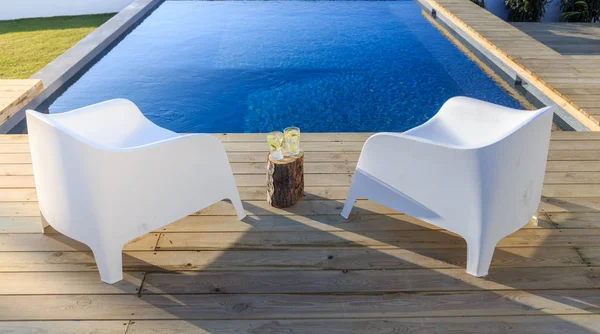 Sedie in casa moderna con terrazza in legno — Foto Stock
