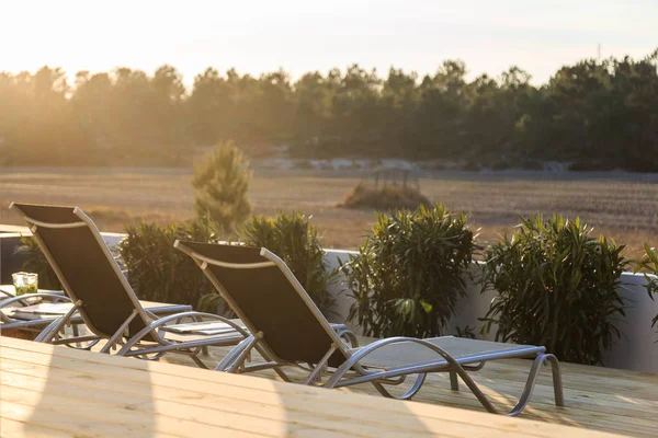 Sillas en casa moderna con terraza de madera —  Fotos de Stock