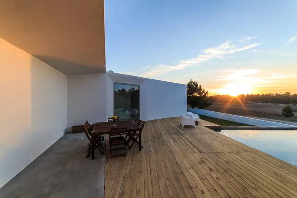 Casa moderna con piscina jardín y terraza de madera —  Fotos de Stock