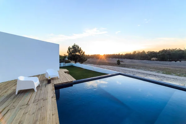 Sillas en casa moderna con terraza de madera — Foto de Stock