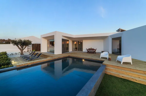 Casa moderna con piscina giardino e terrazza in legno — Foto Stock