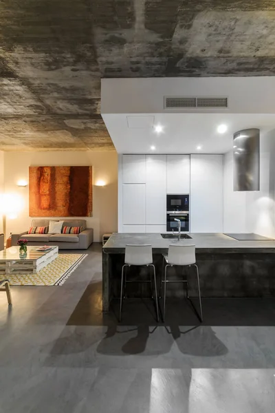 Modern kitchen with gray tile floor and white wall — Stock Photo, Image