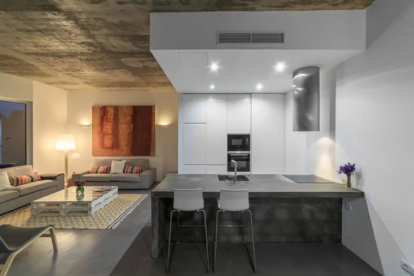 Moderne keuken met grijze tegelvloer en witte wand — Stockfoto