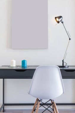 Beyaz sandalye ve tek lamba ile küçük ofis Masası