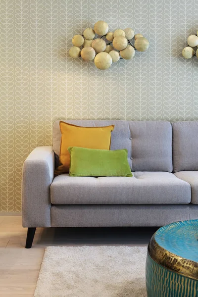 Detalle sofá en casa moderna con papel de pared — Foto de Stock