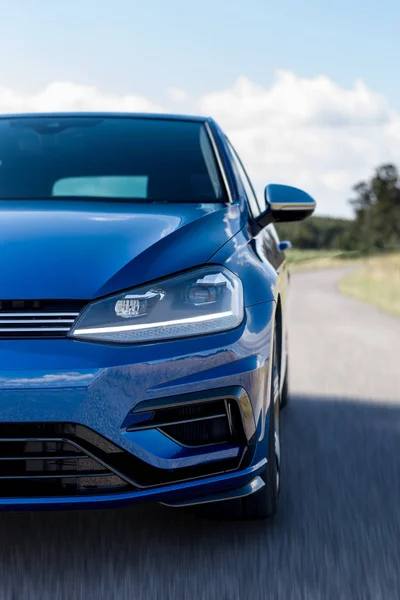 Blauwe auto detail in wegnaar snelheid vervagen — Stockfoto