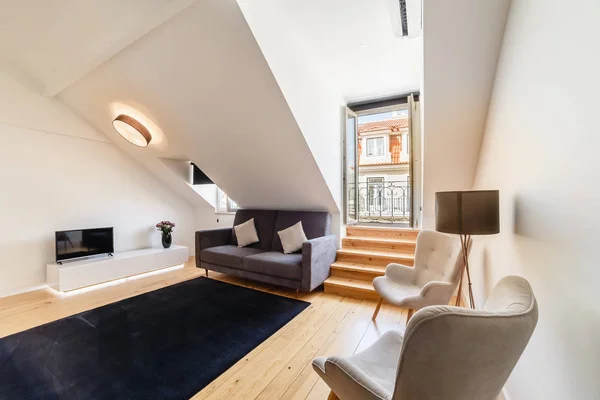 Appartement moderne avec murs blancs et sol en bois clair — Photo