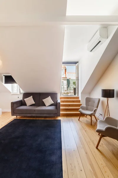 Moderno apartamento con paredes blancas y suelo de madera claro — Foto de Stock