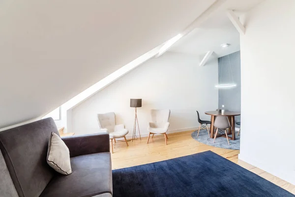 Modern apartment with white walls and light wooden floor — Stock Photo, Image