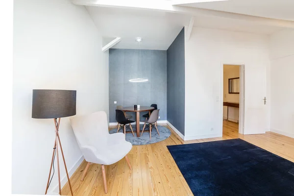 Apartamento moderno com paredes brancas e piso de madeira clara — Fotografia de Stock