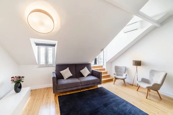 Moderne Wohnung mit weißen Wänden und hellem Holzboden — Stockfoto