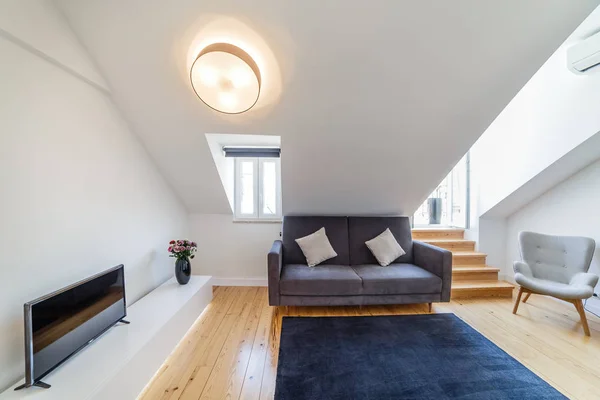 Modern lägenhet med vita väggar och ljusa trä-golv — Stockfoto