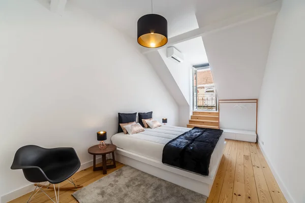 Beyaz duvarları ve hafif ahşap zemin ile modern daire — Stok fotoğraf