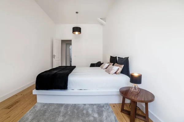 Appartement moderne avec murs blancs et sol en bois clair — Photo