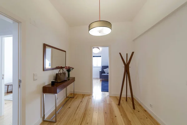 Современная квартира с белыми стенами и светлым деревянным полом — стоковое фото