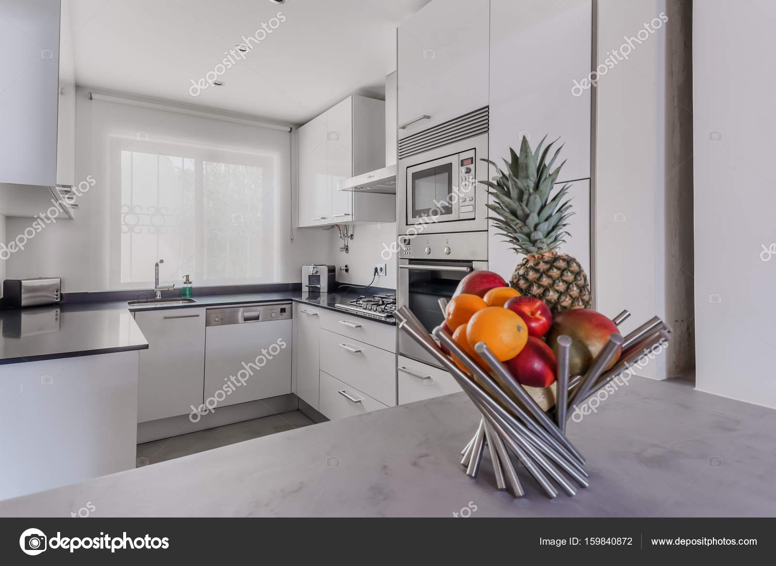 Appartement Moderne Avec Des Murs Blancs Et Sol Gris Clair