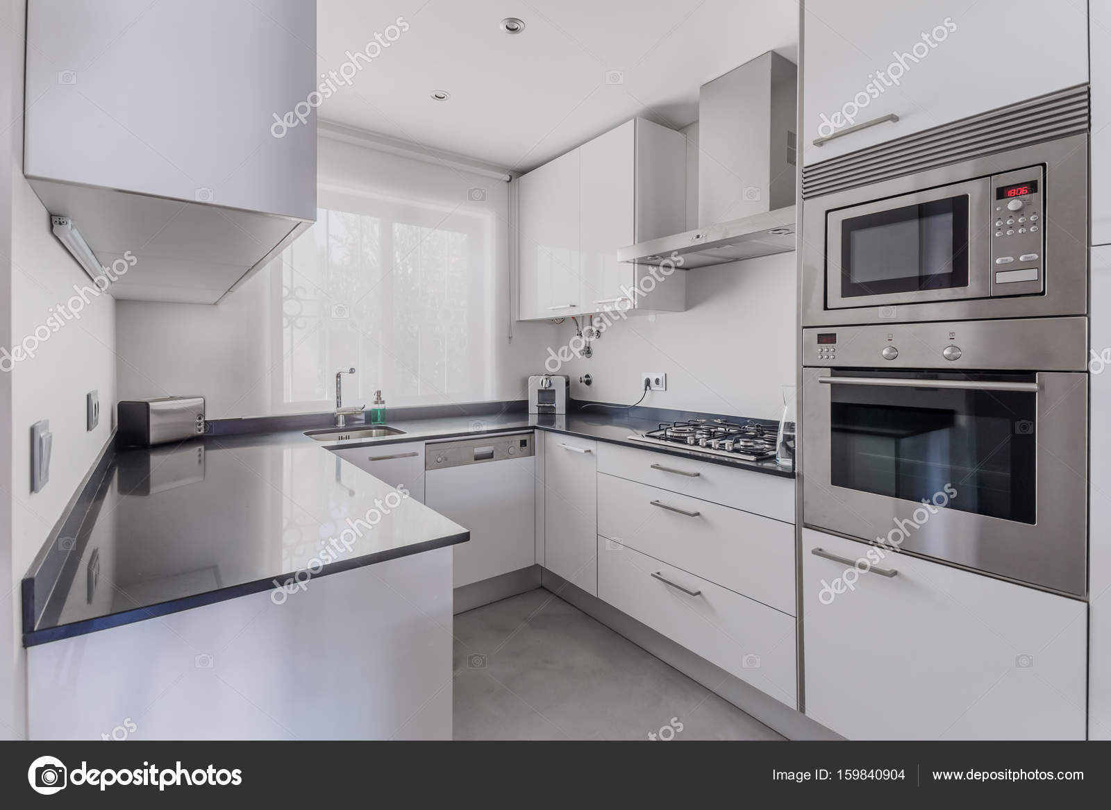 Spiksplinternieuw Modern apartment with white walls and light grey floor — Stock WX-32
