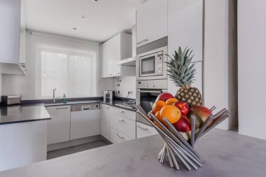 Beyaz duvarlar ve ışık gri zemin ile modern daire