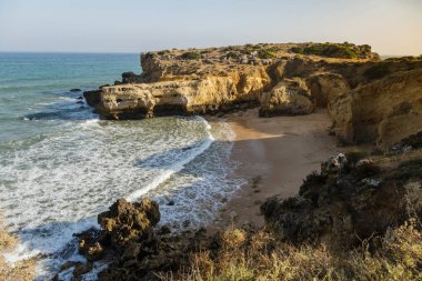 Cliffs ile boş plaj Portekiz güneyinde Algarve'deki/daki oteller