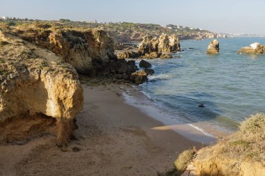 Cliffs ile boş plaj Portekiz güneyinde Algarve'deki/daki oteller