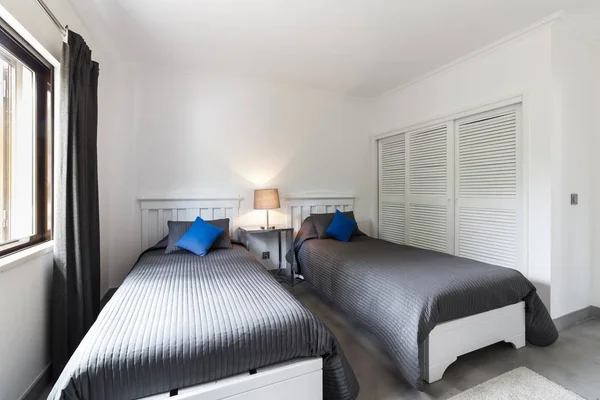 Сучасна квартира з білими стінами і світло-сірою підлогою — стокове фото