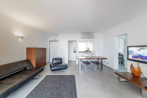 Moderno apartamento con paredes blancas y suelo gris claro — Foto de Stock