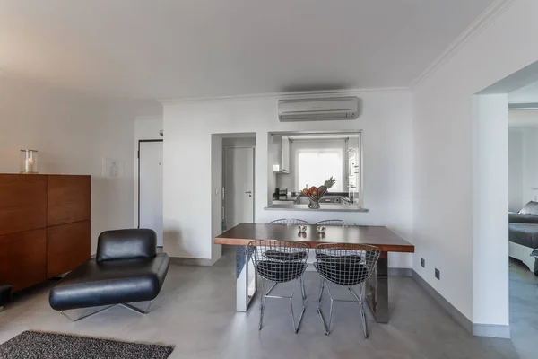 Современная квартира с белыми стенами и светло-серым полом — стоковое фото